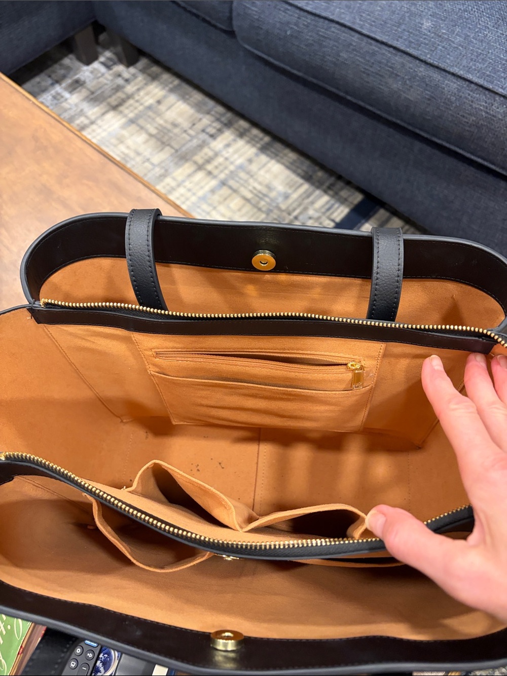 Classic Black Leather Tote Bag - Sleek Everyday Carry - Picture 4 of 5